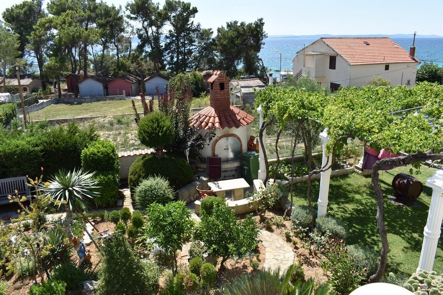 Garden with barbecue house and sea views