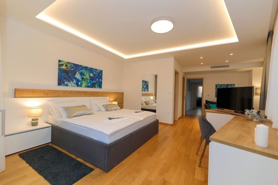 Bedroom with double bed and mirror cabinet