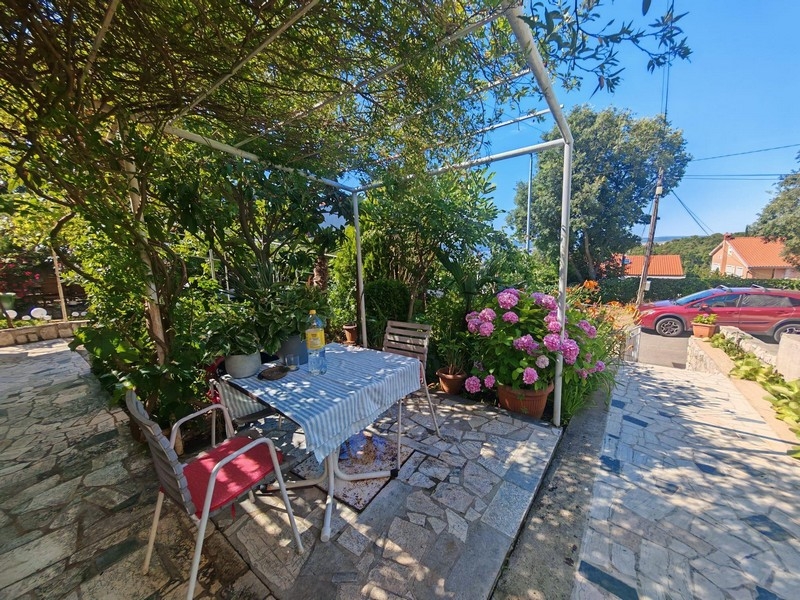 Sitting area in the garden with table and chairs
