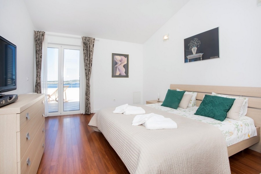 Bedroom with access to the terrace