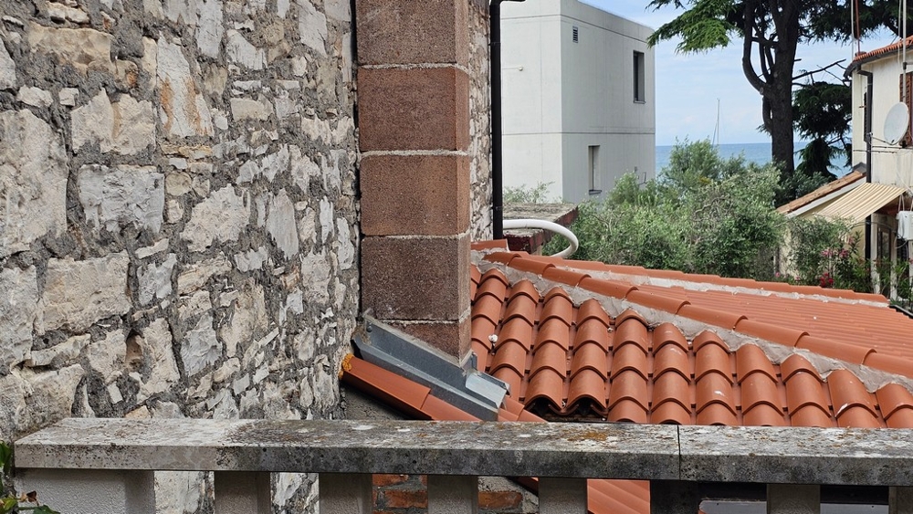 Stone house in Novigrad with sea views from the terrace