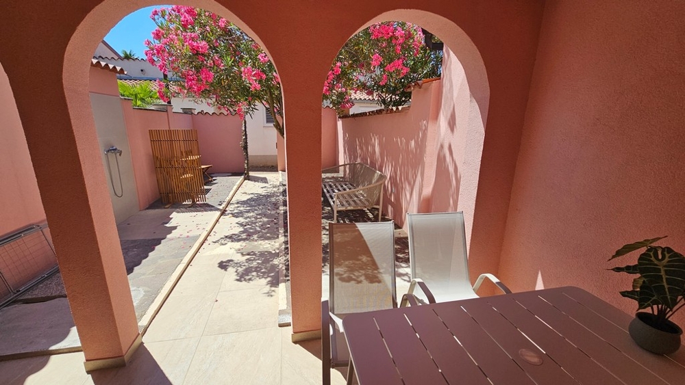 Covered terrace with seating on the terraced house