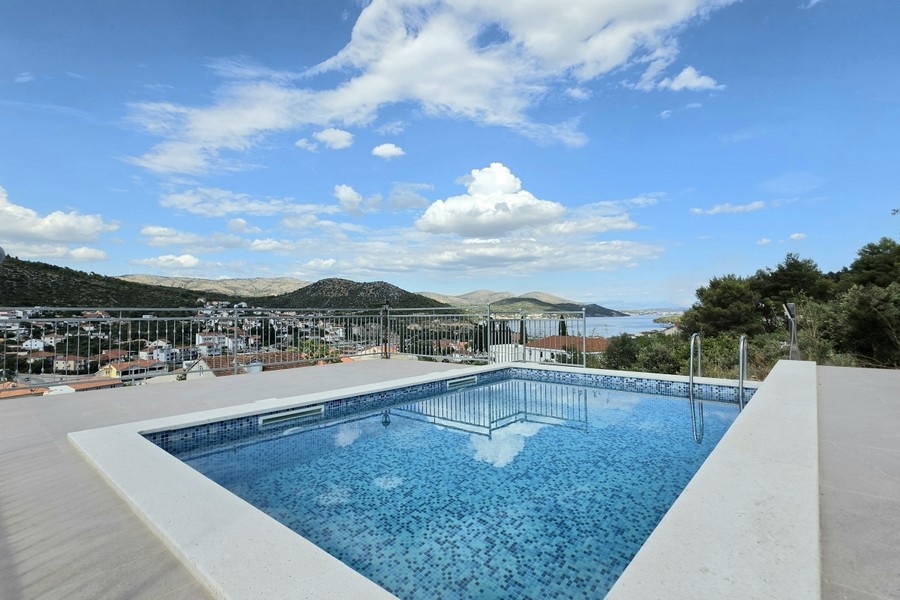 House with swimming pool and sea view in Marina Croatia