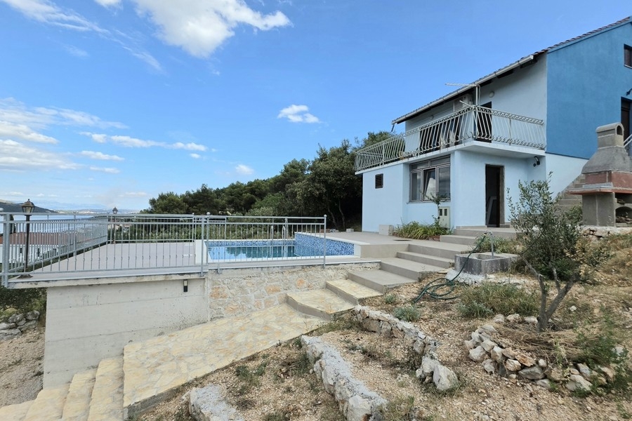 House with pool and sea views