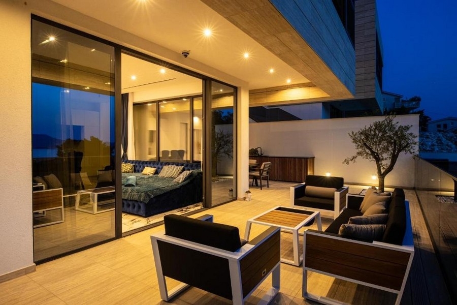 Covered terrace with lounge area