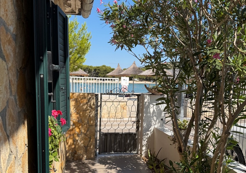 Entrance overlooking the beach in Betina
