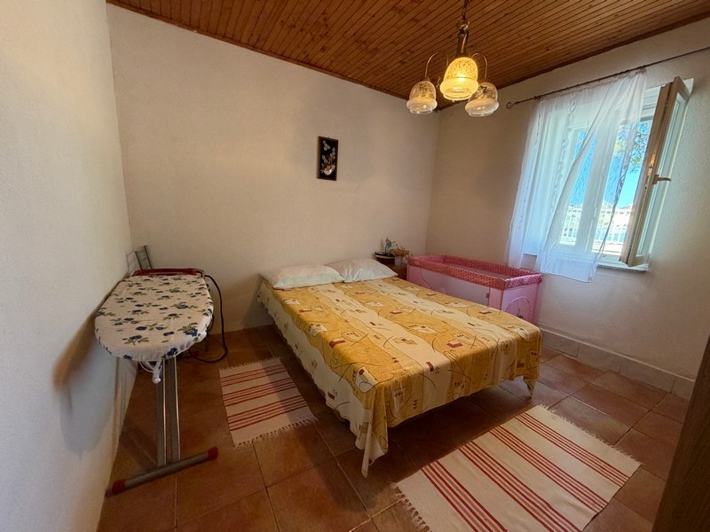 Bedroom with double bed and wooden ceiling