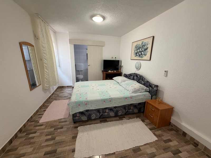 Studio apartment with double bed and bathroom