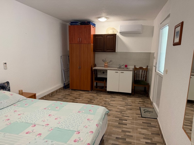 Studio apartment with kitchenette and wardrobe