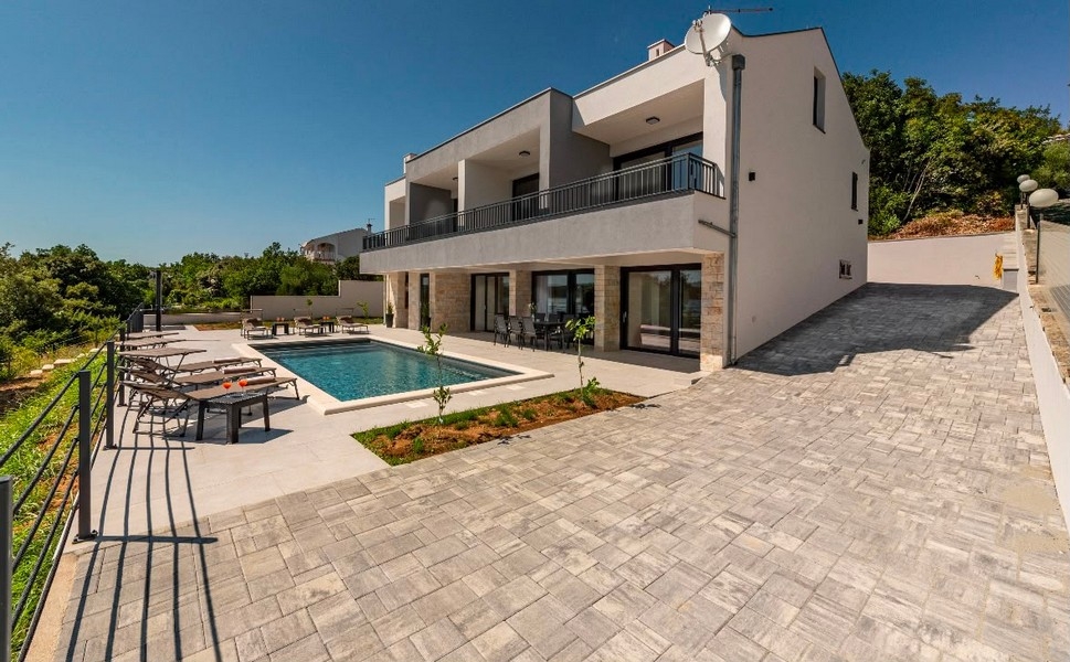 Villa with swimming pool and sunbeds