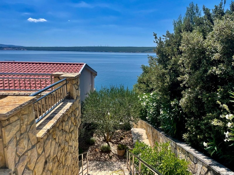 View over the roof to the bay