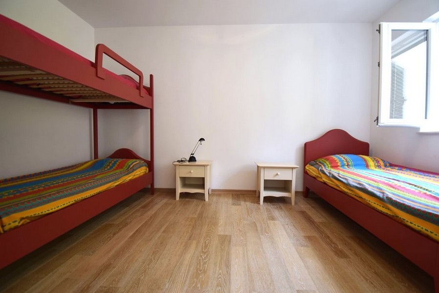 Bedroom with bunk bed and single bed