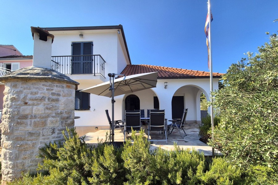 Semi-detached house with covered terrace and garden on the island of Brac