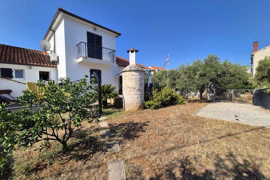 House with garden, stone barbecue and paved driveway in Mirca