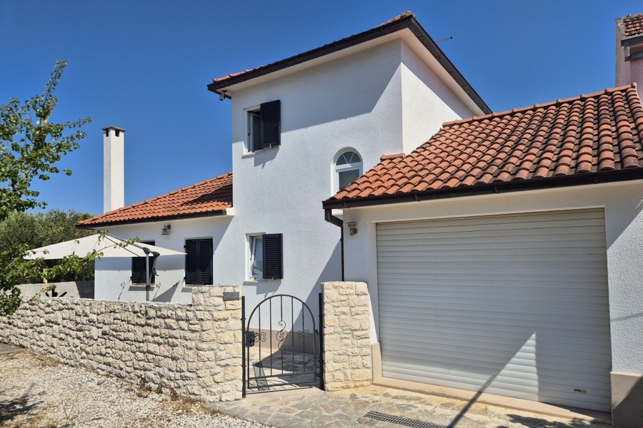 Semi-detached house with garage and natural stone wall in Croatia