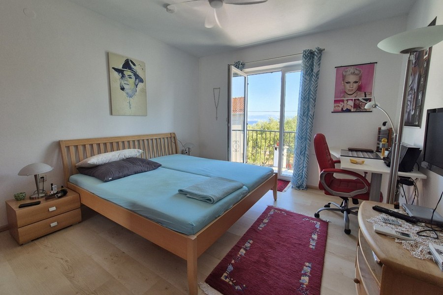 Bedroom with balcony access and sea view