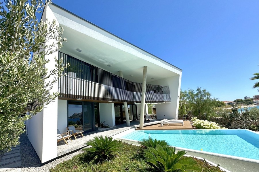 Modern designer villa with infinity pool in Croatia