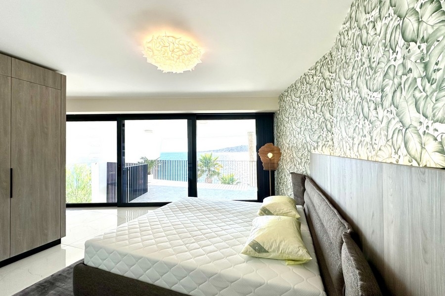 Bedroom with access to the terrace
