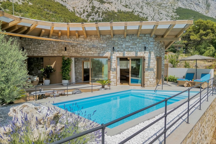 Villa in Croatia with swimming pool and sun loungers
