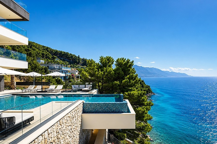 Luxury villa with infinity pool right on the sea in Croatia