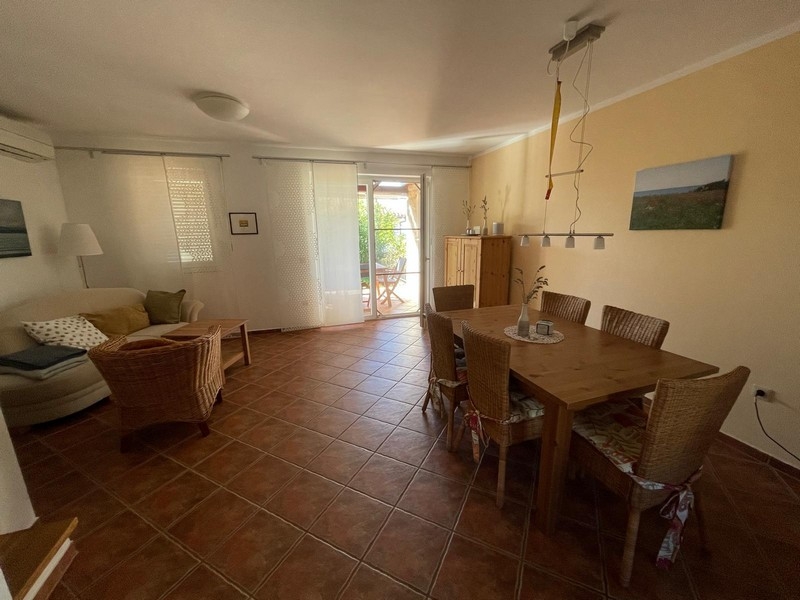 Bright living area with dining area and access to the terrace
