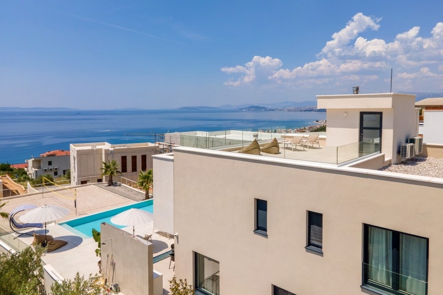 Roof terrace overlooking the sea