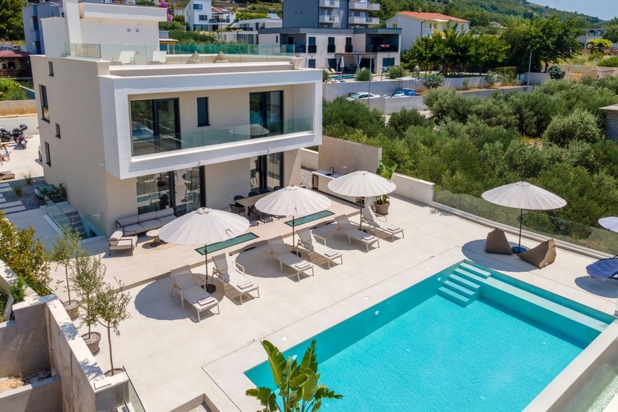 Villa with pool and sun terrace in Croatia