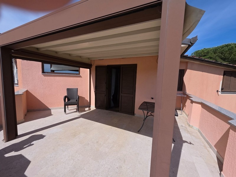 Large covered terrace with pergola