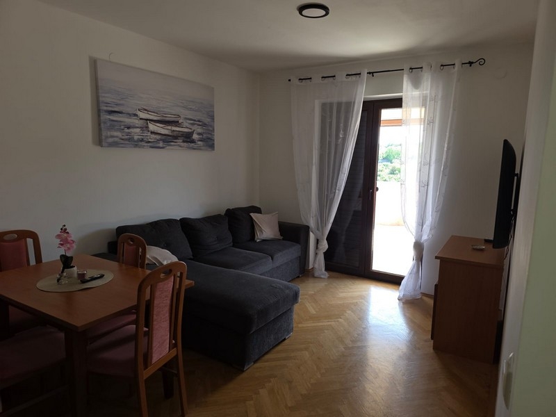 Living area with sofa and exit to the terrace