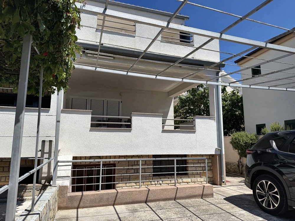 Access with parking space in front of the house