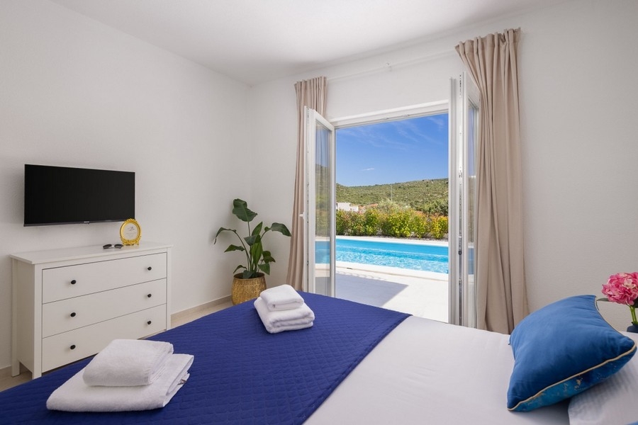 Double bedroom with pool access