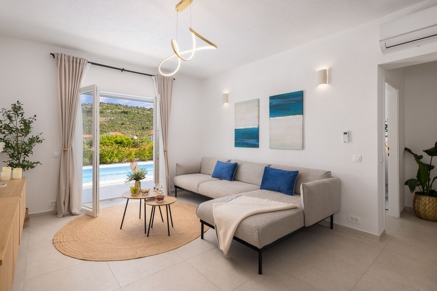 Living area with seating area and access to the terrace