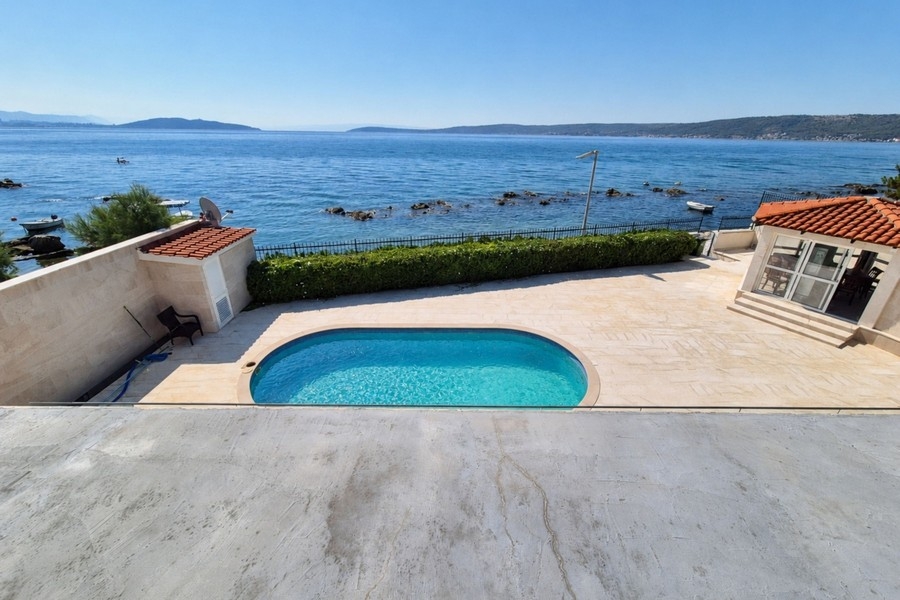 Pool and terrace overlooking the sea in Kastela