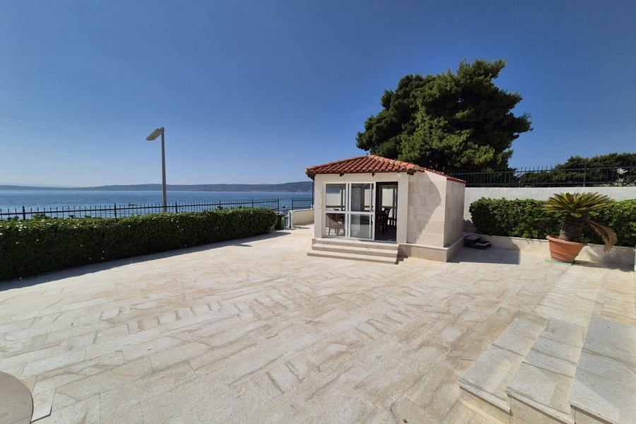 Sun terrace with summer kitchen right by the sea