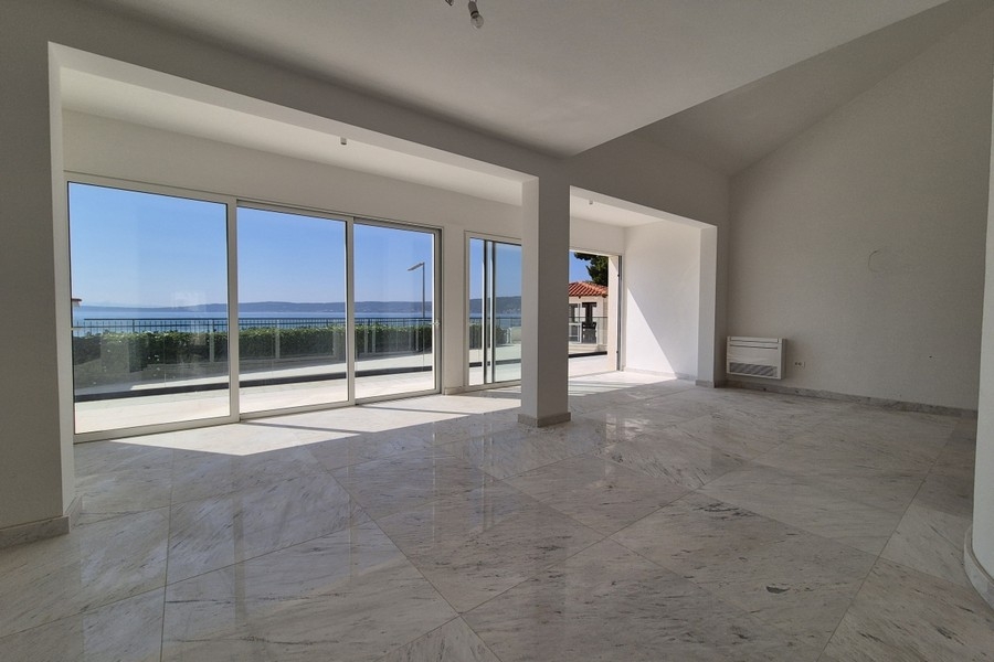Bright living room with sea views and floor-to-ceiling windows