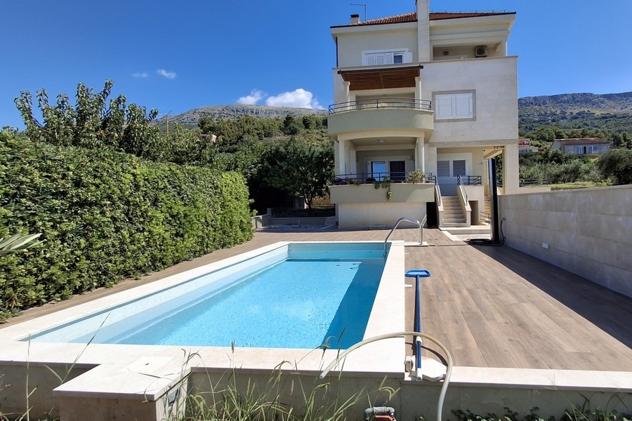 House with swimming pool and terrace in Podstrana