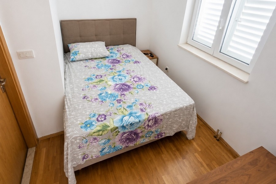 Bedroom with single bed and window