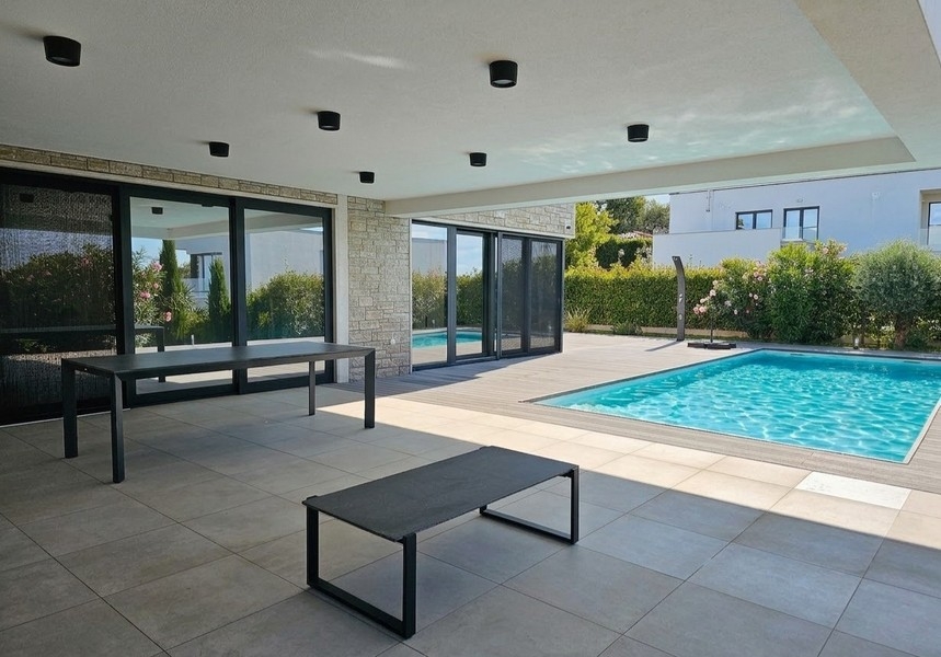 Covered terrace with poolside dining area