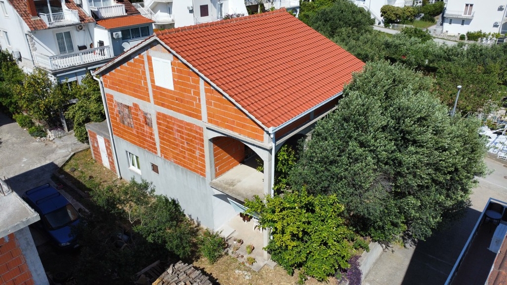 View of the shell with a red tiled roof in Orebic