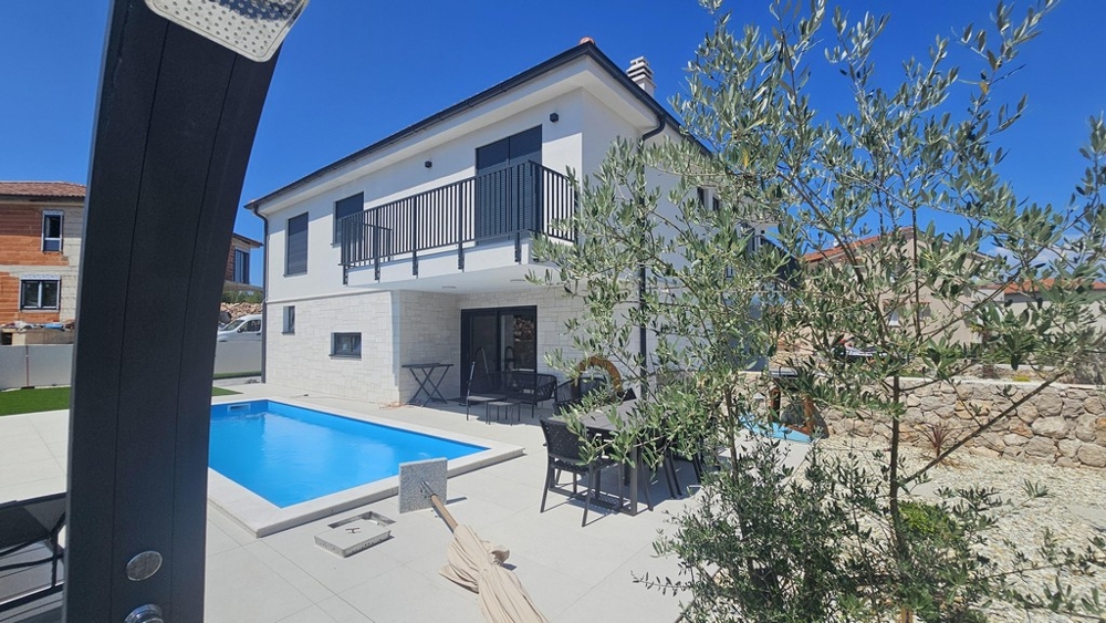Buy semi-detached house with swimming pool in Malinska - H4077