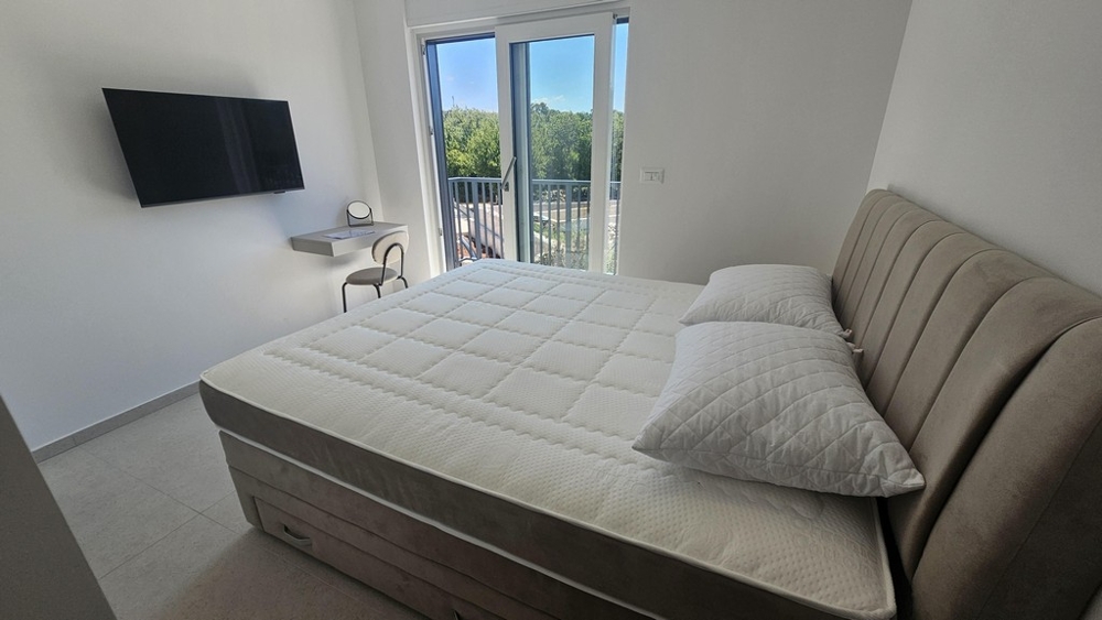 Bedroom with access to the balcony