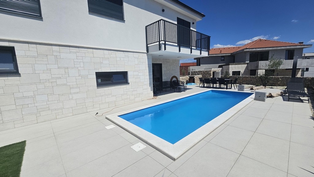 Buy a house with a swimming pool in Croatia - H4077.