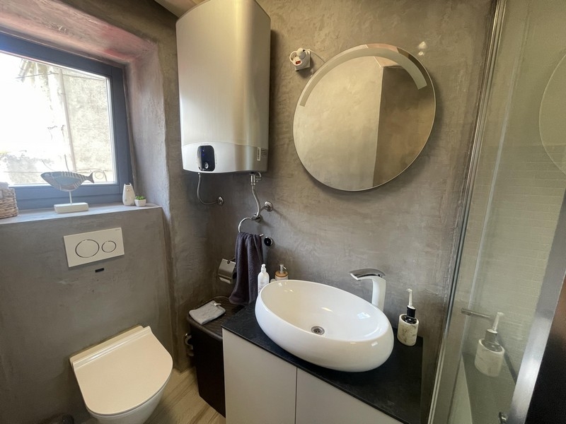 Bathroom with washbasin and toilet