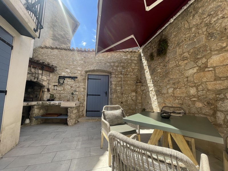 Courtyard with built-in grill and awning