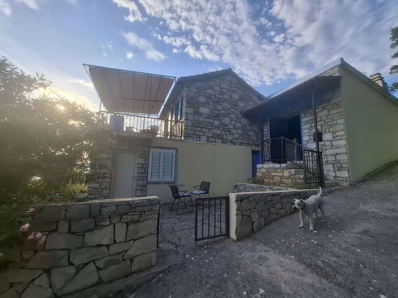 Stone house with driveway and entrance gate in Sesula on Solta