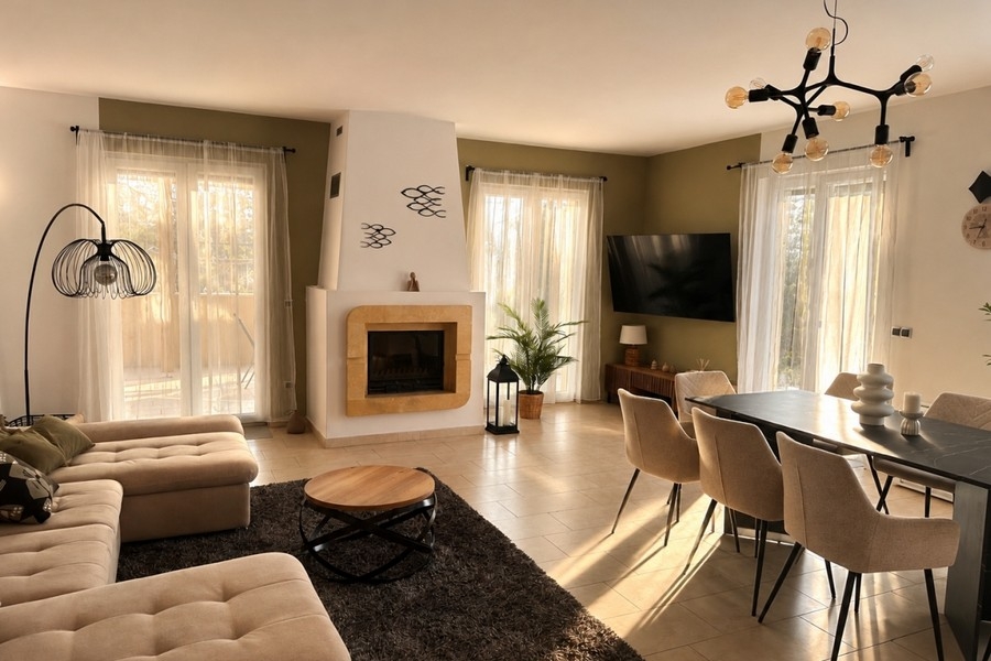 Living area with fireplace and dining area in the villa on Brac