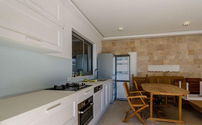 Open kitchen with dining table on the ground floor