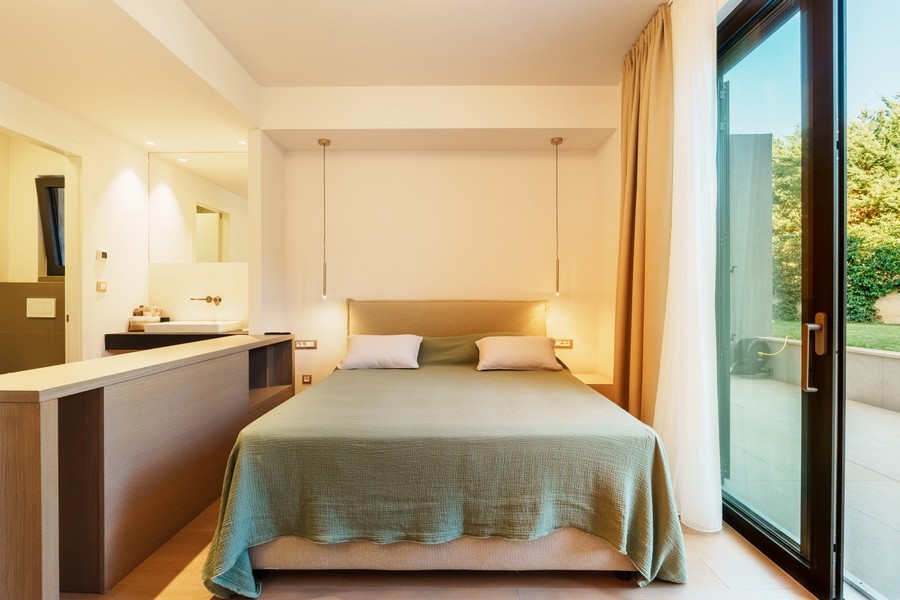 Bedroom with window front and sea view - H4083
