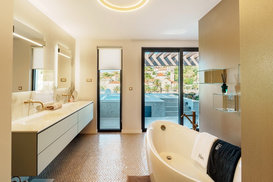 Bathroom with double vanity and bathtub - H4083