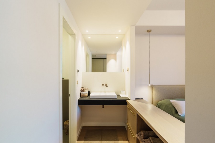 Bright bathroom with vanity unit - H4083